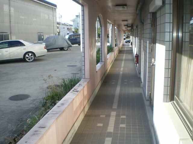 総合不動産建設ビルの駐車場