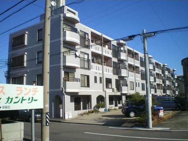 総合不動産建設ビルの外観