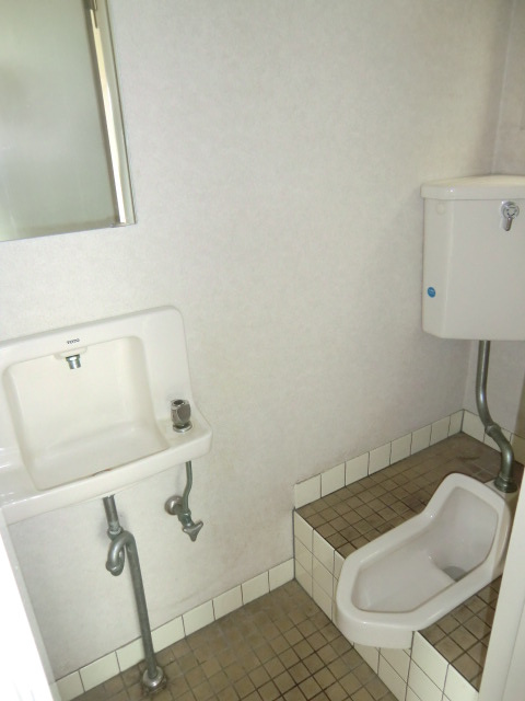 本町1丁目貸事務所のトイレ|落ち着いた色調のトイレです