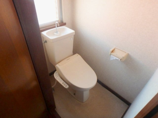 アーバンスター【10.000円キャッシュバック対象物件】のトイレ|落ち着いた色調のトイレです