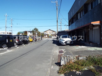 【前面道路含む現地写真】 | 間口が約18.8メートルとゆとりがあります。駐車スペース確保にも嬉しいポイント。