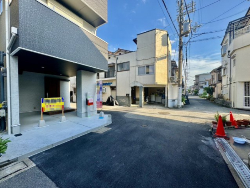 大久保町5丁目　新築戸建ての前面道路含む現地写真