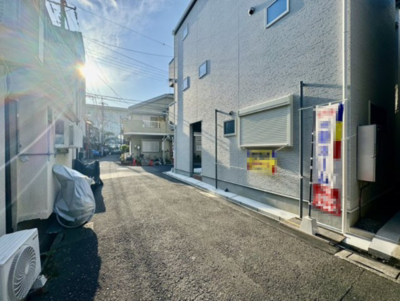 大久保町5丁目　新築戸建ての前面道路含む現地写真