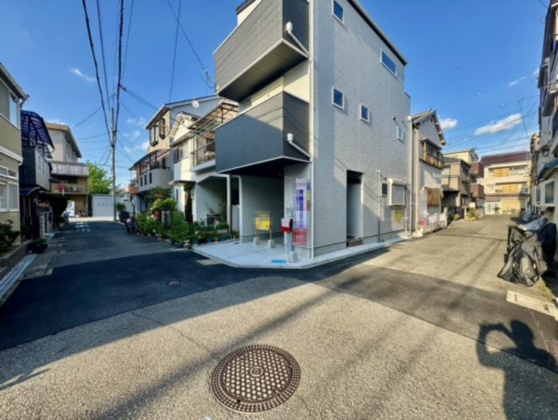 大久保町5丁目　新築戸建ての前面道路含む現地写真