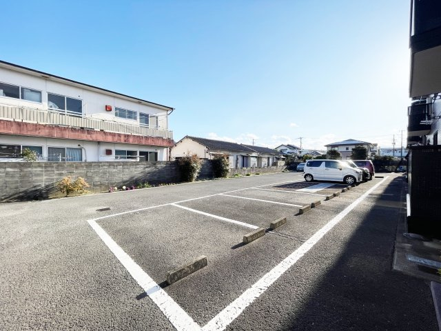 メゾンクレストの駐車場