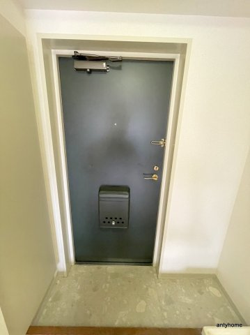 パインコート江坂2　仲介手数料無料の玄関