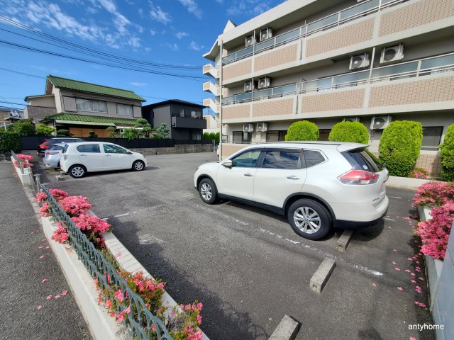 パインコート江坂2　仲介手数料無料の駐車場