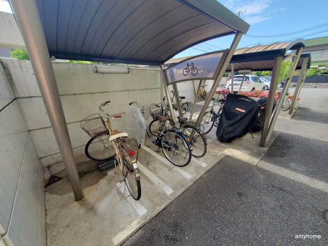 パインコート江坂2　仲介手数料無料の駐車場