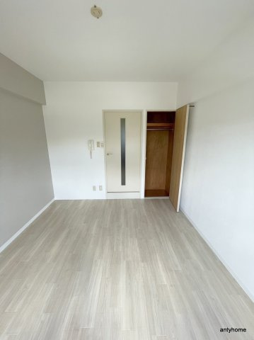 パインコート江坂2　仲介手数料無料の居間・リビング