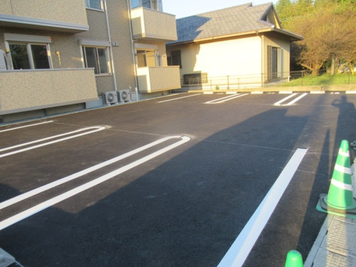 サニーハイツの駐車場|駐車場があるので、車を買う予定の方も安心です