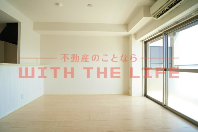 モントーレヒルズ悠【キャッシュバック対象物件】の居間・リビング|使い勝手のいい洋室です