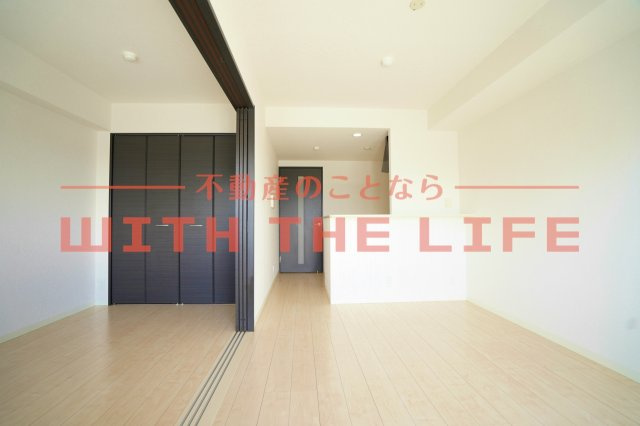 モントーレヒルズ悠【キャッシュバック対象物件】の居間・リビング|開放的な寝室です