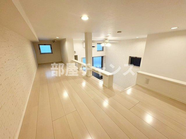 トライデント新栄Ⅰの寝室|広くて明るい寝室