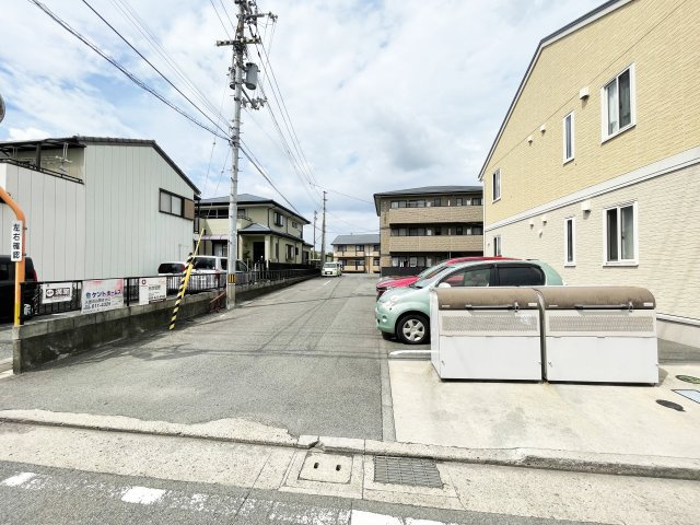 徳島市佐古八番町のアパートの駐車場