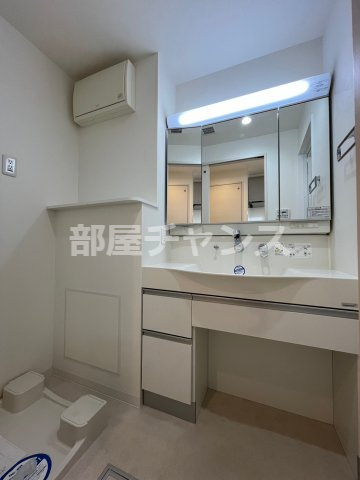 グランルクレ新栄ウエストの独立洗面台|独立洗面台、小物を置くことができて便利です