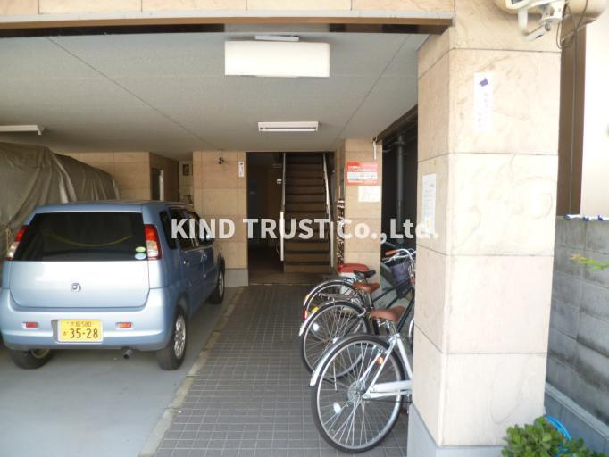 ロイヤルハイツ別所の駐車場|駐車場があります