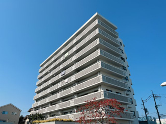 【外観】 | マンションの顔となるエントランスは重厚感漂う装いでお客様をお出迎えします。 タイル張りのエントランス通路が、どこか落ち着く「おもむき」を感じさせてくれます。