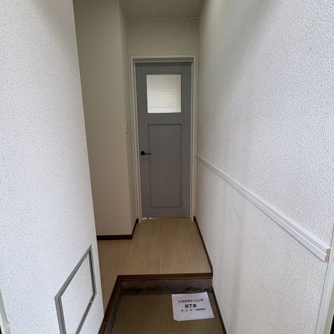 ハイツラポートBの玄関
