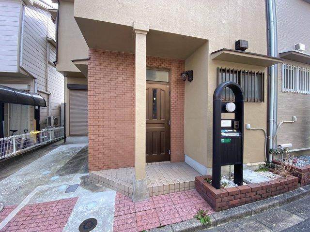 木戸西町貸家のエントランス