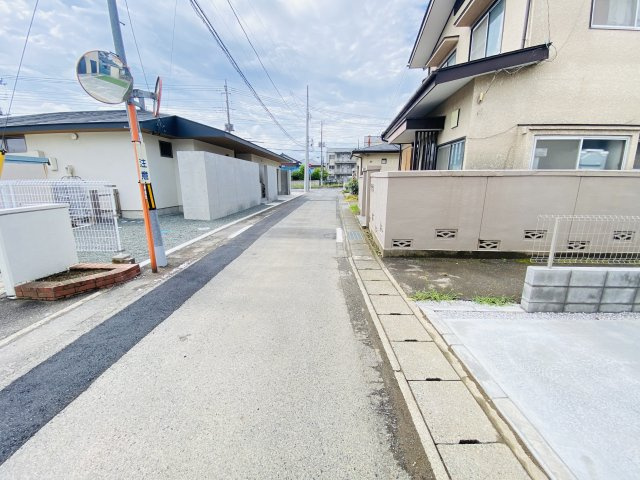 新築　高崎市上大類町1期　Heartful　Town　1号棟の前面道路含む現地写真|北側接道幅員約6.3ｍ　東側接道幅員約4.1ｍ　南側接道幅員約1.8ｍ