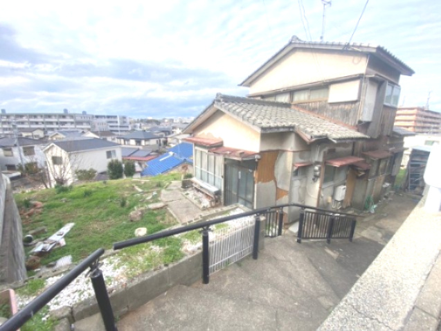 福岡市東区香椎駅東三丁目　土地の外観|階段を下りたところの古家付きの土地です！