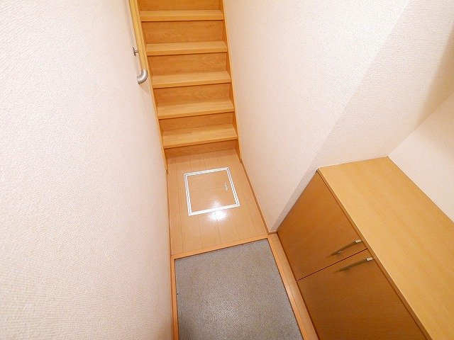 ウィルコート四条の玄関|収納もある玄関です