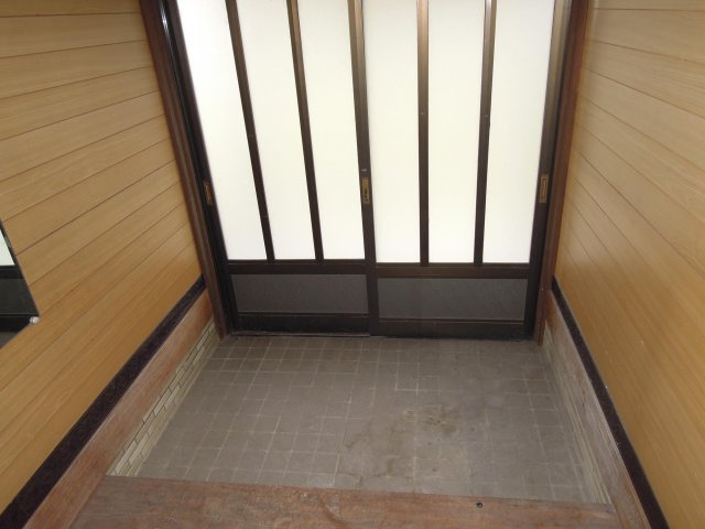 四番町1売家の玄関