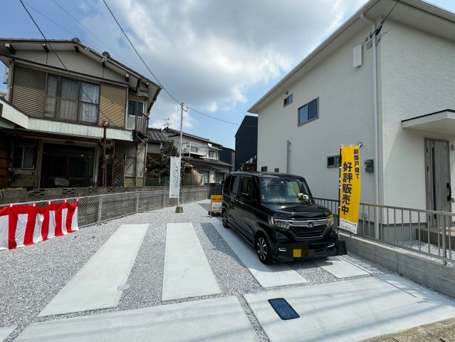 SUN COURT－サンコート－小倉南区南方5丁目　【小倉南区　新築戸建て】の駐車場|建物は奥に配置されています♪