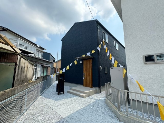 SUN COURT－サンコート－小倉南区南方5丁目　【小倉南区　新築戸建て】の外観|木目のお洒落な玄関♪