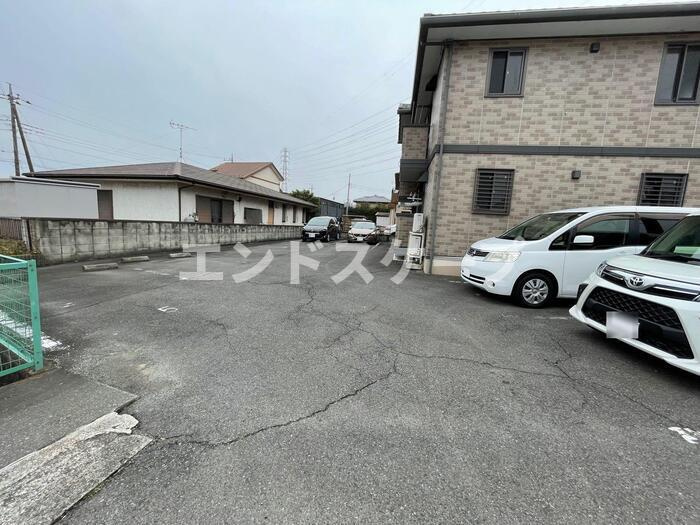 ドミールＳＵＧＵＲＯの駐車場|高崎、前橋、伊勢崎エリアのお部屋探しはエンドスケープまで！お客様の理想お聞かせ下さい♪