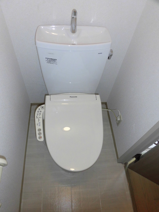 ルミエール A棟のトイレ|A102 温水洗浄暖房便座