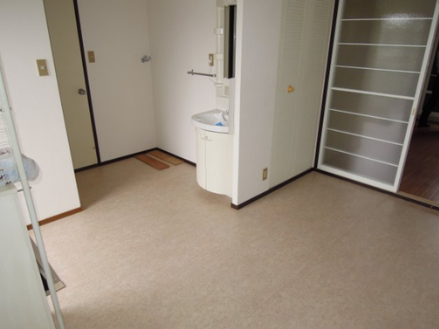 オリエントハイツのキッチン|洗面台横に洗濯機置き場あります。