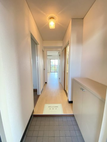 ユートピアタウンⅡの玄関|別部屋反転間取りの参考写真となります。