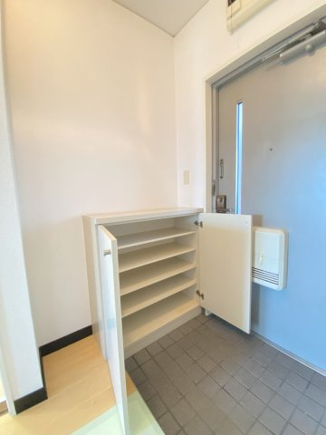 ユートピアタウンⅡの玄関|別部屋反転間取りの参考写真となります。