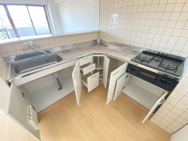 ユートピアタウンⅡのキッチン|別部屋反転間取りの参考写真となります。