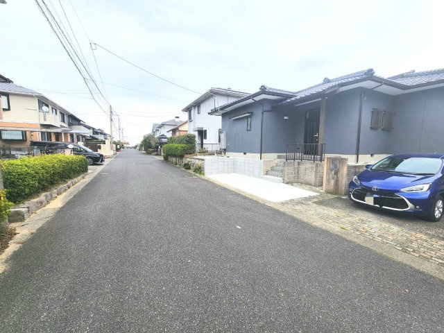 RESET HOUSE－リセットハウス－青葉台西3丁目【若松区　中古戸建】の前面道路含む現地写真|前面道路も広々♪駐車しやすい♪　【若松区　中古戸建　リノベーション】