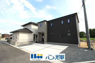 【外観】 | 家の顔となる玄関は洋風なデザイン。スッキリとした広さを確保し、沢山のゲストを迎えても安心です。