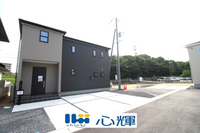 【前面道路含む現地写真】 | リーブルガーデン宇部市西岐波（1号棟） | 整備された道路に面する現地は、コミュニティー以外の方々の出入りも少なく、お車の出し入れも楽々です。
