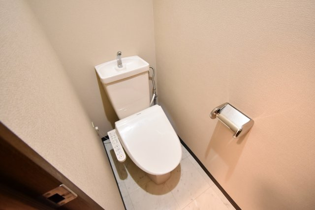 西宮市甲子園一番町の賃貸マンションのトイレ