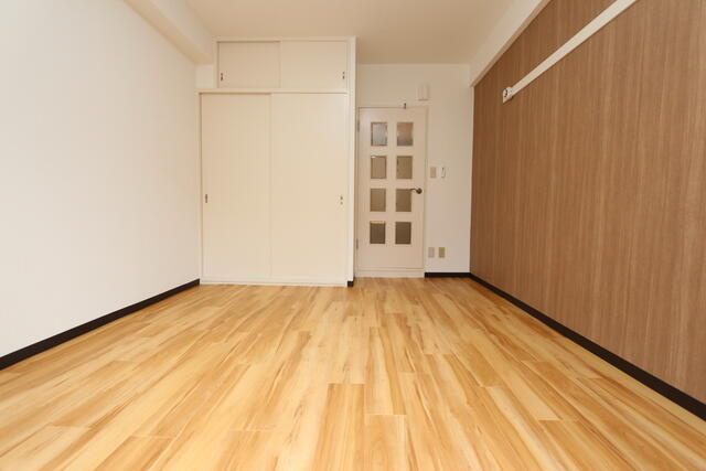 バルコニー側から見た室内