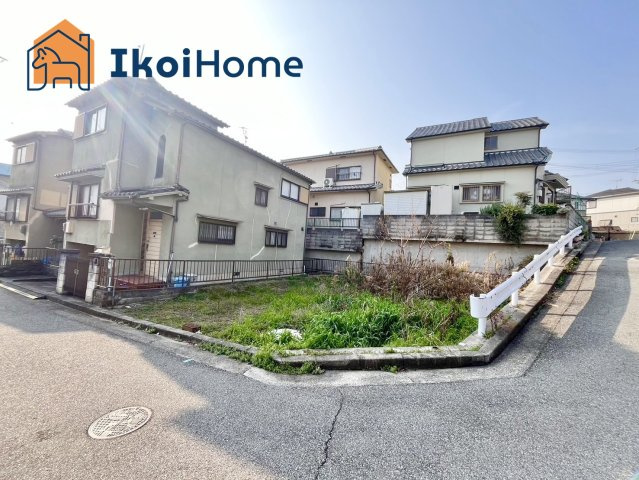 明石市大久保町大窪　土地　建築条件付の周辺|●資料・カタログのご請求無料●現地見学可能●角地で前面道路は広々としています。土地面積は約30坪、更地渡しです。建築条件付きの為、指定のハウスメーカーでの建設が必要です。