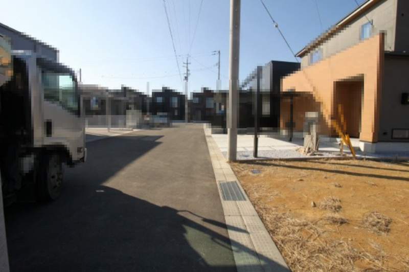 南国市大そね甲　H号地　建築条件なし　売土地（全16区画）の前面道路含む現地写真