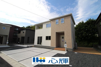 【外観】 | 明るい日差しが差し込む現地。車もゆったり駐めることができます。ぜひ現地をご覧ください。
