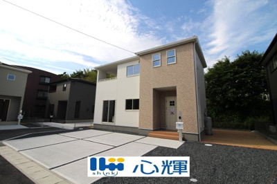 【外観】 | リーブルガーデン宇部市西岐波（2号棟） | 明るい日差しが差し込む現地。車もゆったり駐めることができます。ぜひ現地をご覧ください。
