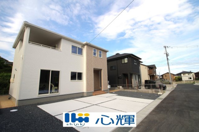 【前面道路含む現地写真】 | リーブルガーデン宇部市西岐波（2号棟） | 整備された道路に面する現地は、コミュニティー以外の方々の出入りも少なく、お車の出し入れも楽々です。
