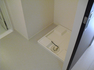 【展望】 | 洗面所内、シャンプードレッサー横にある室内洗濯機置き場です♪防水パンが付いているので万が一の漏水にも安心です！
