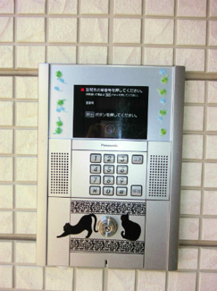 【エントランス】 | 防犯対策に有効なオートロック付きのエントランスです！一人暮らしの方も安心ですね♪