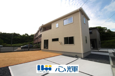 【外観】 | リーブルガーデン宇部市西岐波（4号棟） | 家の顔となる玄関は洋風なデザイン。スッキリとした広さを確保し、沢山のゲストを迎えても安心です。