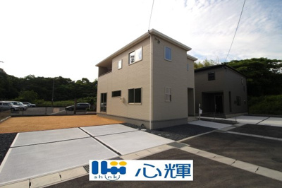 【前面道路含む現地写真】 | リーブルガーデン宇部市西岐波（4号棟） | 明るい日差しが差し込む現地。車もゆったり駐めることが出来ます。ぜひ現地をご覧下さい。
