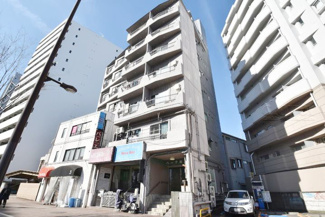 【外観】 | 手入れの行き届いた外壁やエントランスなど、「見ればわかる」レベルで清潔感を保ったマンションです。築年数を感じさせない姿で皆様をお出迎えします。～即日のご見学可能～　お問合せはお気軽にどうぞ。
